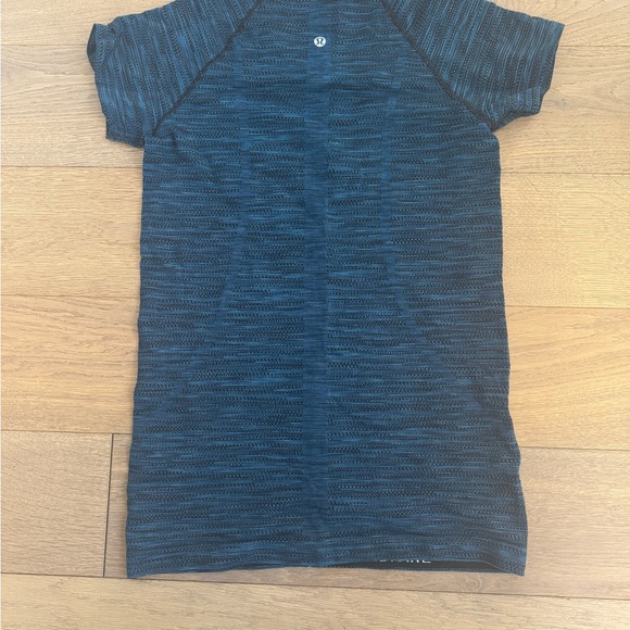 Women’s Lululemon Blue Short Sleeve Shirt - Picture 2 of 4